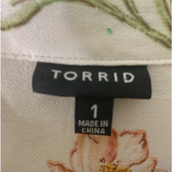 Torrid Cream & Floral Blouse Sz 1.#11773230 cinched back hem. - Picture 3 of 8